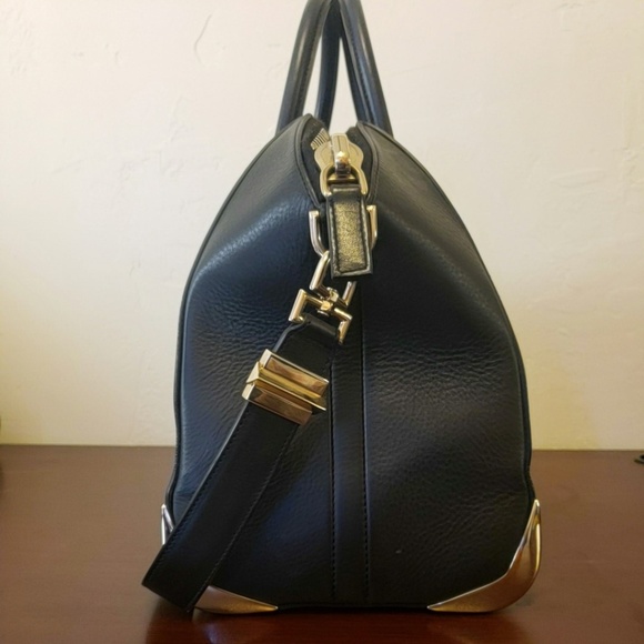 Rare Givenchy Antigona (Medium) with gold accents - Picture 6 of 8